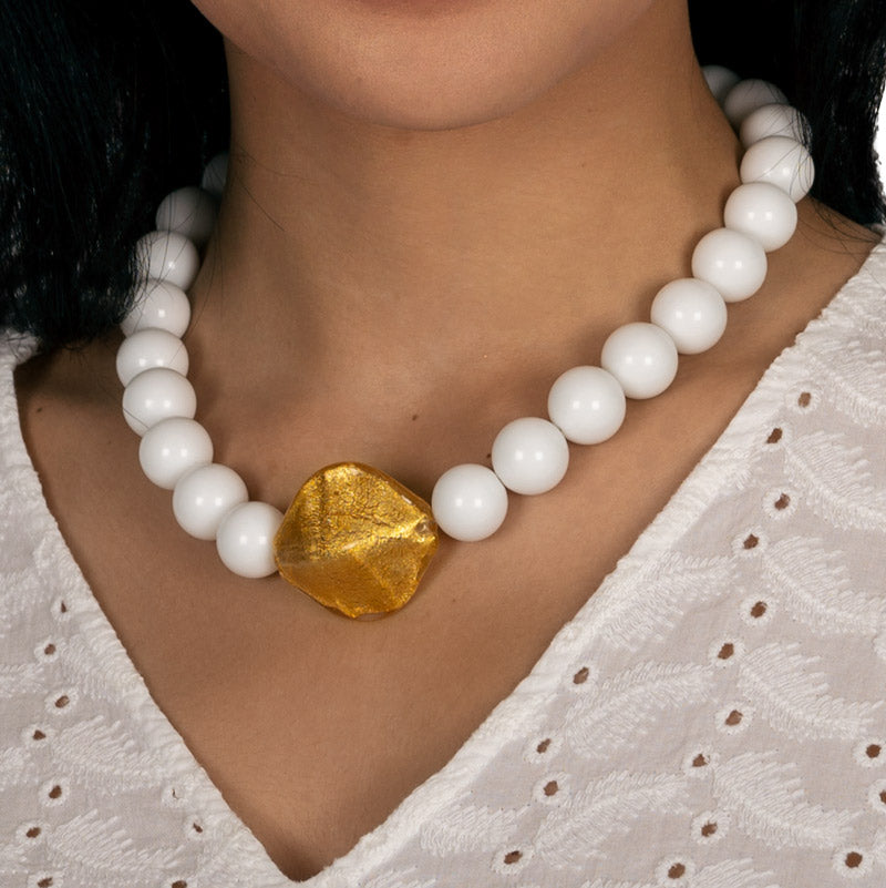Modernes Statement Collier Elodie in Weiß und Gold shirinsehan.com